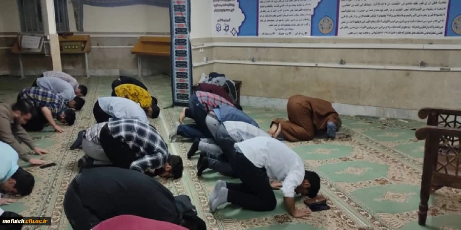 برگزاری نماز مغرب و عشا در نمازخانه خوابگاه دانشجویی پردیس شهید مفتح.