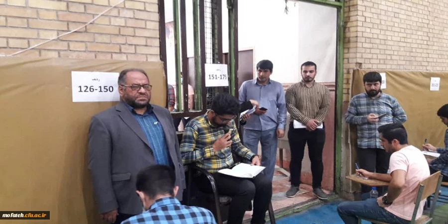 حضور ریاست محترم پردیس جناب آقای دکتر پاک سرشت در سالن برگزاری امتحانات 2