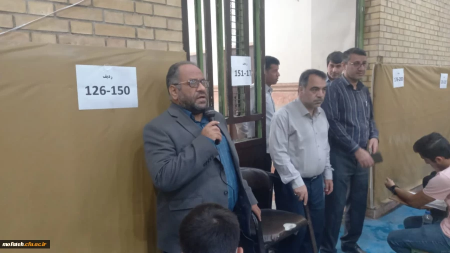 حضور ریاست محترم پردیس جناب آقای دکتر پاک سرشت در سالن برگزاری امتحانات
