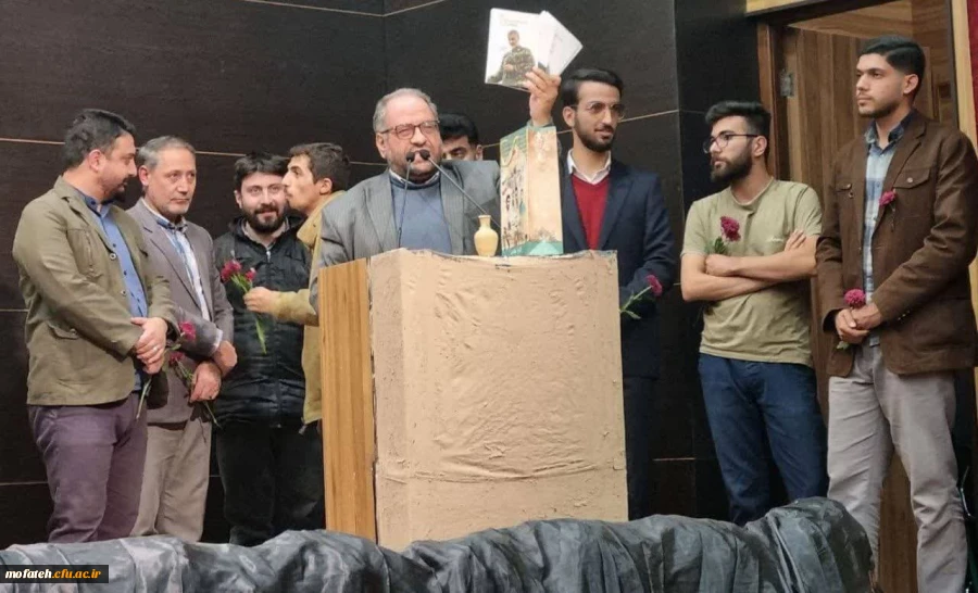 تقدیم مجموعه کتاب ۴ جلدی ام به نام یادمان مکتوب سردار دل ها به دانشجومعلم مرتضی احمد کارگردان تئاتر تیرباران تیر و طلوع ناهید 2