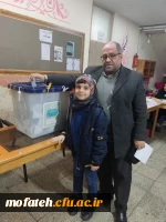حضور خانوادگی دکتر محمد پاک سرشت، سرپرست پردیس شهید مفتح شهرری در جریان انتخاب نمایندگان مجلسین خبرگان رهبری و شورای اسلامی در یکی از شعب اخذ رأی در مدارس شهران شمالی