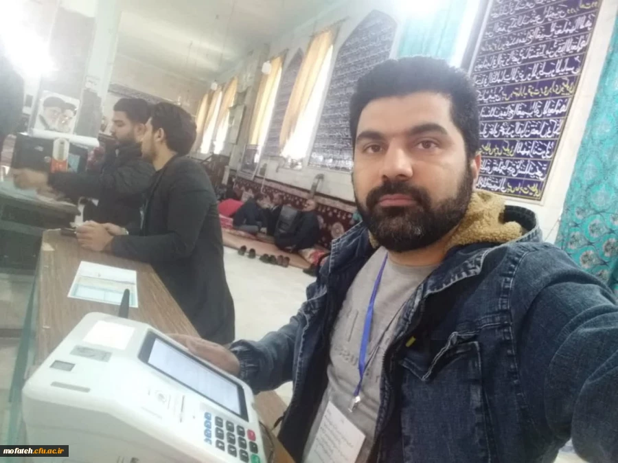 حضور مهندس خدامی؛ کارشناس فناوری و مسؤول روابط عمومی پردیس شهید مفتح شهرری به عنوان یکی از عوامل اجرایی صندوق رأی در یکی از شعب اخذ رأی در جنوب غرب استان تهران