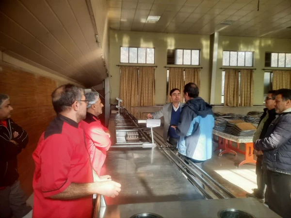 بازدید ناظر محترم استان قم؛ آقای دکتر احتشامی از پردیس شهید مفتح در بررسی وضعیت آشپزخانه، سلف سرویس، انبار و سردخانه پردیس   3