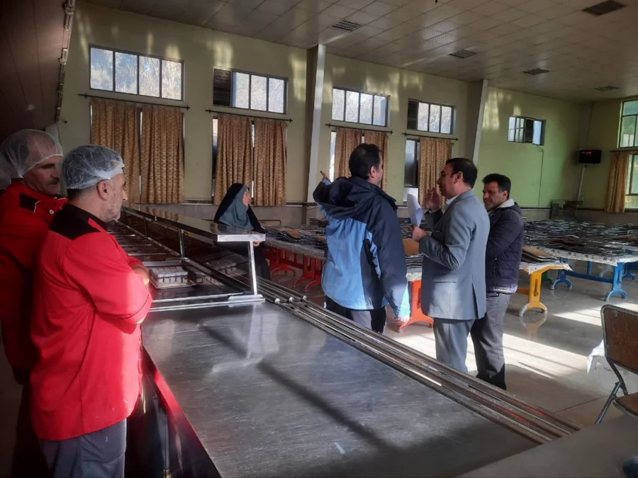 بازدید ناظر محترم استان قم؛ آقای دکتر احتشامی از پردیس شهید مفتح در بررسی وضعیت آشپزخانه، سلف سرویس، انبار و سردخانه پردیس   4