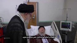 لحظاتی از گفتگوی رهبر معظم انقلاب با حضرت آیت الله مکارم شیرازی در جریان عیادت حضرت آیت الله خامنه ای از ایشان در بیمارستان